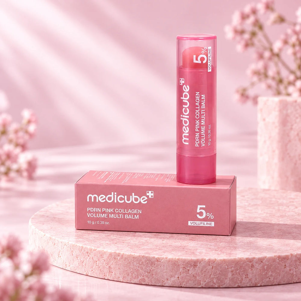 Recreación del bálsamo Medicube y su caja, integrados en una escena de estudio rosada.