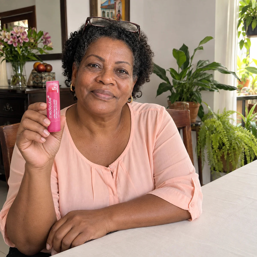 Mujer en su comedor sosteniendo el bálsamo de forma natural.