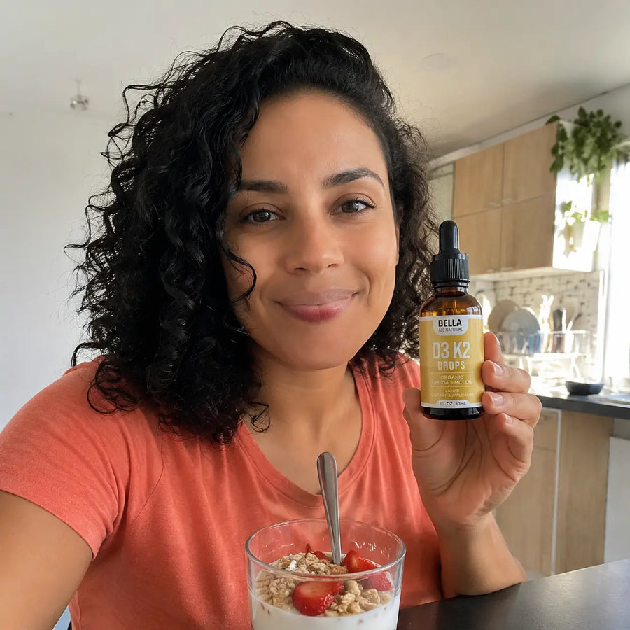 Mujer colombiana con el frasco D3 K2 Drops en su cocina