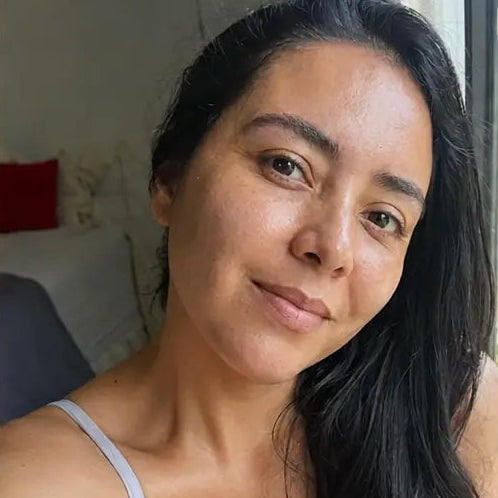 Mujer colombiana mostrando su piel natural