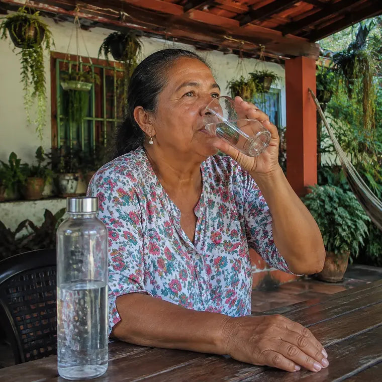 Mujer colombiana tomando agua