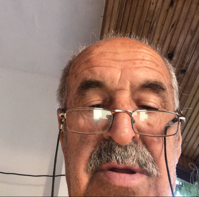 Retrato de ejemplo de una mujer adulta en casa.