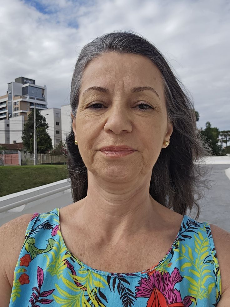 Retrato de ejemplo de un hombre adulto en un patio.