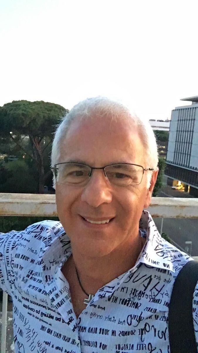 Retrato de ejemplo de un hombre adulto en un patio.