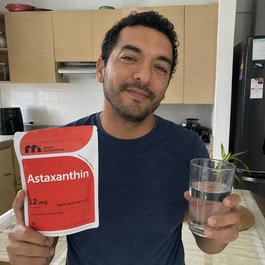 Hombre colombiano con el producto