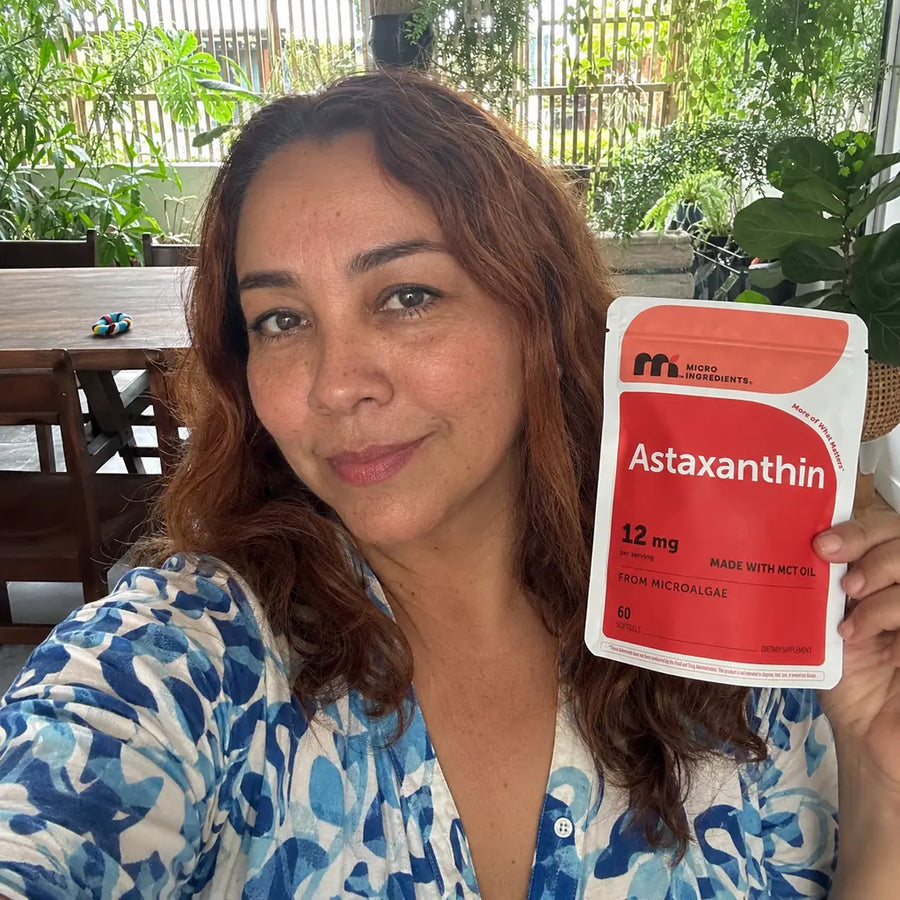 Mujer colombiana mostrando el producto