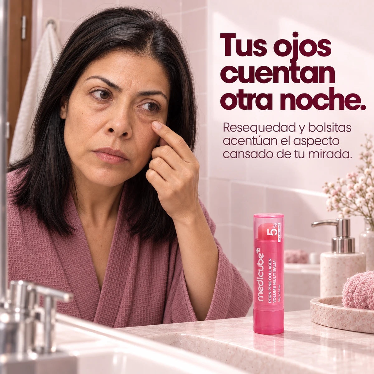 Mujer observando su contorno frente al espejo, con el bálsamo sobre la encimera.