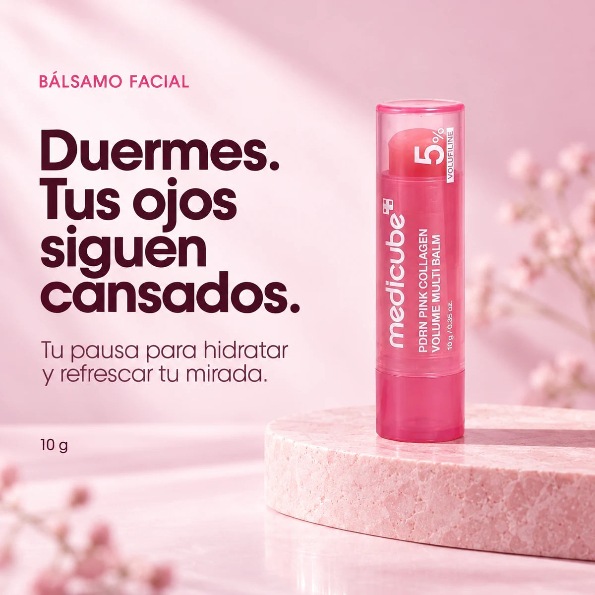 Bálsamo rosado Medicube sobre un pedestal, integrado en una escena de estudio.
