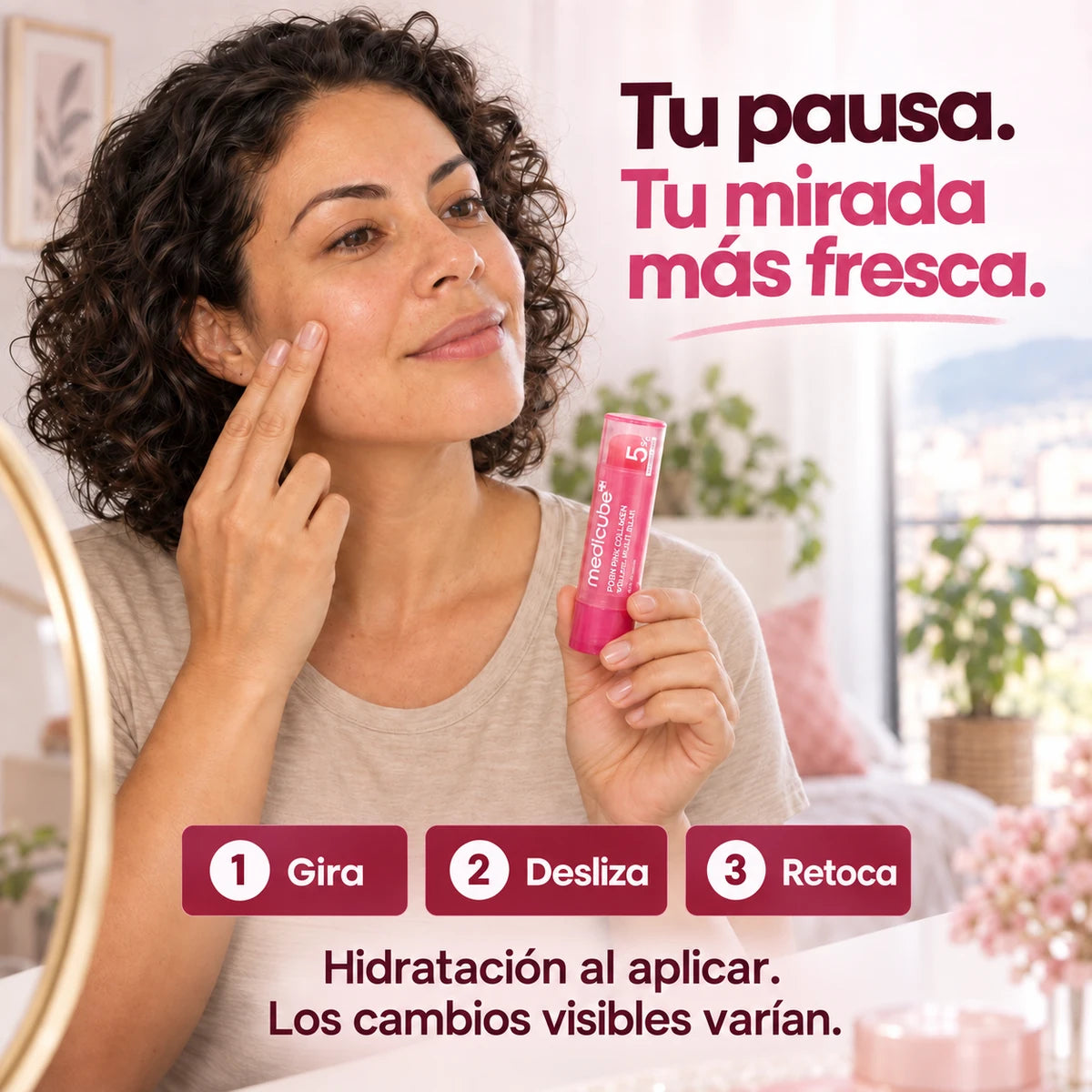 Mujer sosteniendo el bálsamo durante su rutina facial, con tres pasos de uso.