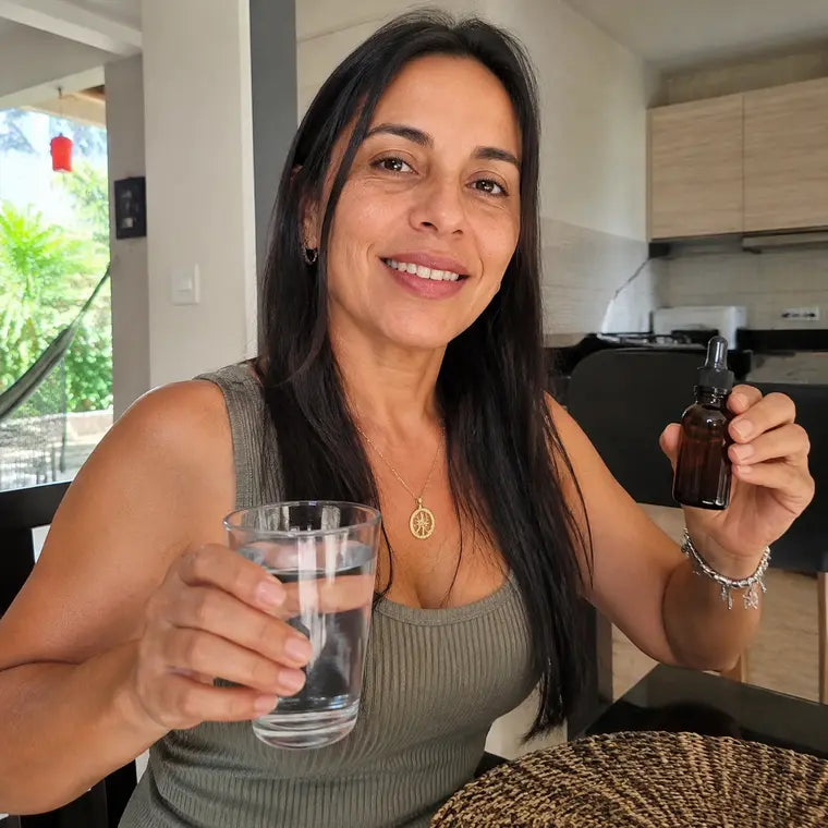 Paola con un vaso de agua en su cocina