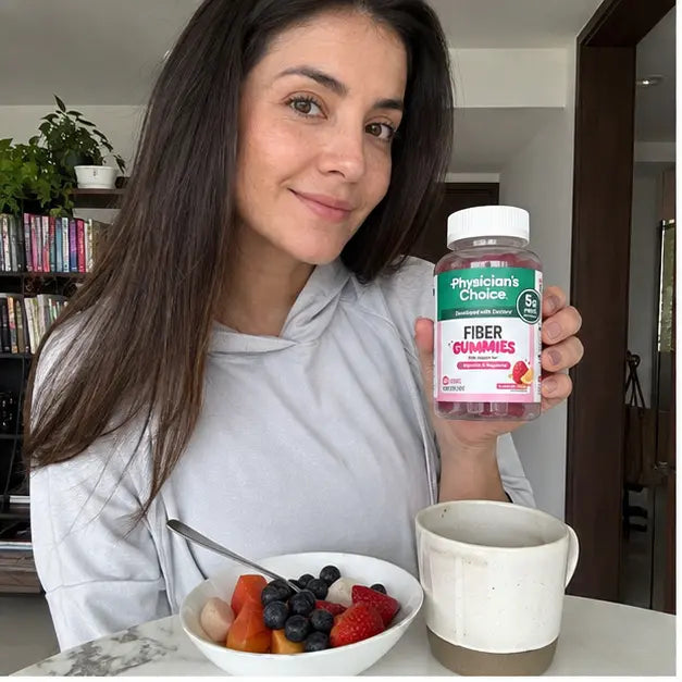 Mujer colombiana mostrando Fiber Gummies durante el desayuno