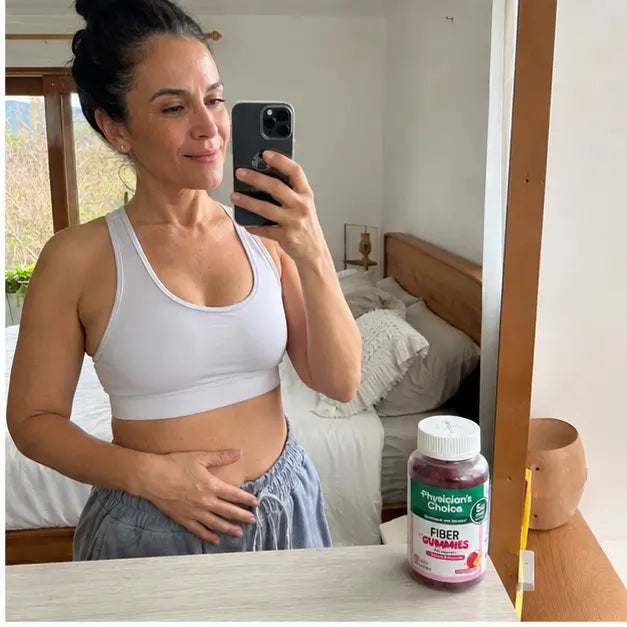 Mujer colombiana frente al espejo con Fiber Gummies