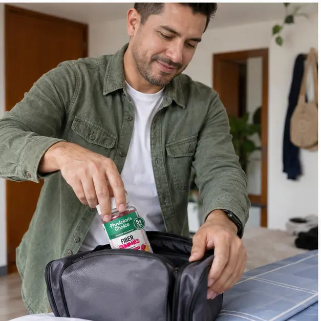 Hombre guardando Fiber Gummies en su equipaje