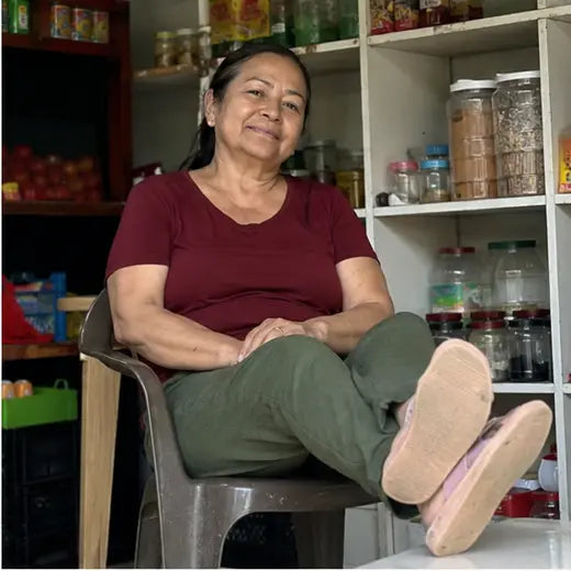 Mujer colombiana descansando después del trabajo