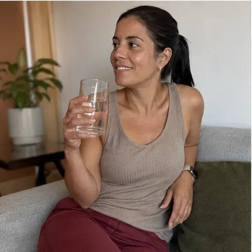 Mujer colombiana tomando agua