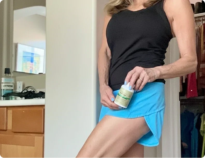 Mujer colombiana mostrando el frasco en su cocina