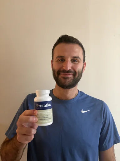 Cliente mostrando un frasco de ProtafloX