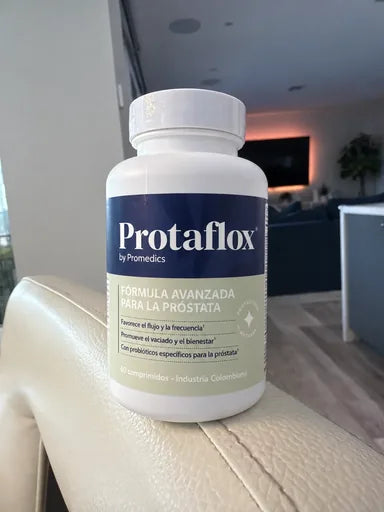 Frasco de ProtafloX sobre el brazo de un sofá