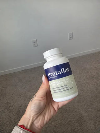 Persona mostrando ProtafloX frente a la cámara