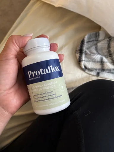 Cliente mostrando un frasco de ProtafloX en su hogar